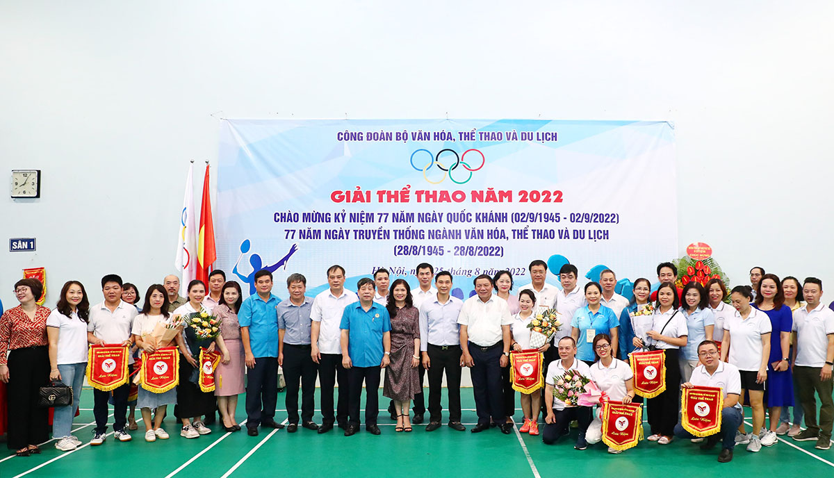 Bộ trưởng Nguyễn Văn Hùng chụp ảnh lưu niệm cùng các đoàn